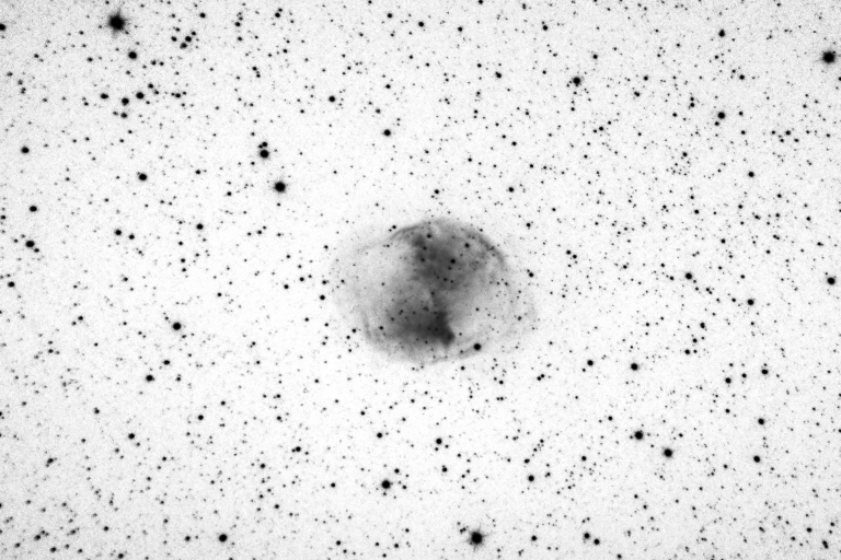Nébuleuse planétaire M27 (Noir & blanc négatif)